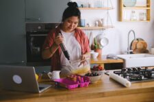 The Self-Stirring Mug - The Self-Stirring Mug and Automatic Beverage Dispenser: Gimmick or Genius? Review